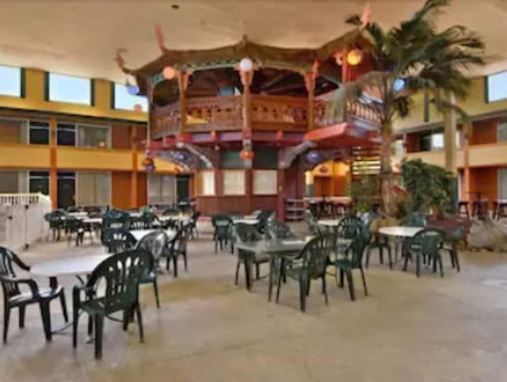 Suburban Studios, קירני מראה חיצוני תמונה